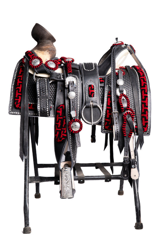 MONTURA CHUMETEADA GRECA T COLOR NEGRA CUADRADA CINCELADA EN PETATILLO COCIDA A MANO CON CUERNO DE CHIVO FUSTE TURMA DE TORO MEDIA NARANJA CON HERRAJE EN ACERO MONEL