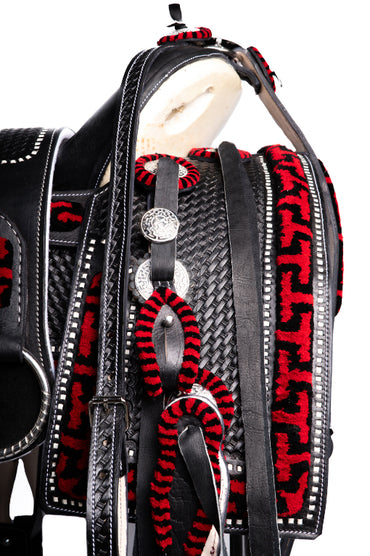 MONTURA CHUMETEADA GRECA T COLOR NEGRA CUADRADA CINCELADA EN PETATILLO COCIDA A MANO CON CUERNO DE CHIVO FUSTE TURMA DE TORO MEDIA NARANJA CON HERRAJE EN ACERO MONEL