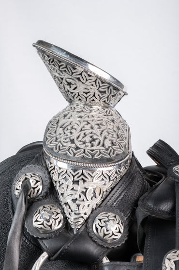 MONTURA COLA DE PATO EN PIEL DE MANTARAYA MACHO NEGRA FUSTE Y HERRAJE DE ACERO MONEL CALADO