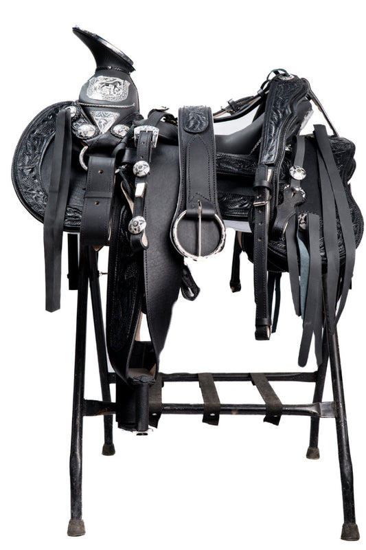 MONTURA COLA DE PATO NEGRA CON CANTINA GUARDA CINCELADAS MEDIA GALA Y HERRAJE EN ACERO MONEL