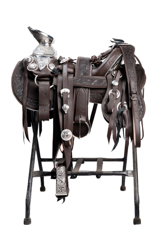 MONTURA COLA DE PATO CON CANTINA CHOCOLATE GUARDA CINCELADAS FUSTE Y HERRAJE EN ACERO MONEL