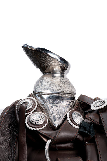 MONTURA COLA DE PATO CON CANTINA CHOCOLATE GUARDA CINCELADAS FUSTE Y HERRAJE EN ACERO MONEL