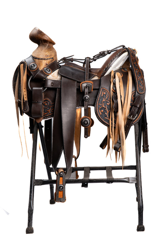 MONTURA CINCELADA COLA DE PATO CHOCOLATE FUSTE TURMA DE  TORO MEDIA NARANJA HERRAJE PAVONADO