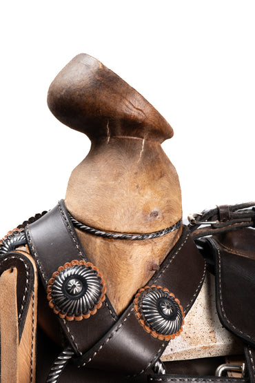 MONTURA CINCELADA COLA DE PATO CHOCOLATE FUSTE TURMA DE  TORO MEDIA NARANJA HERRAJE PAVONADO