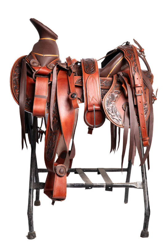 MONTURA DE GUARDA CINCELADAS SHEDRON COLA DE PATO CON CANTINA Y FUSTE FORRADO EN PIEL