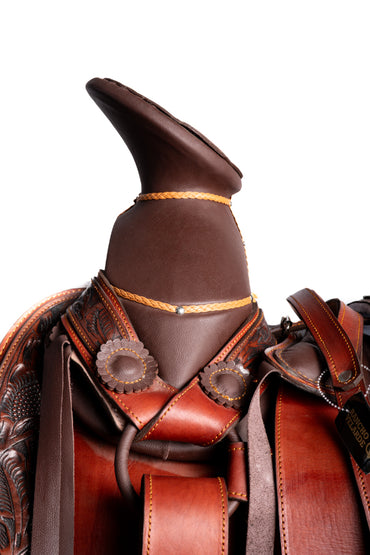 MONTURA DE GUARDA CINCELADAS SHEDRON COLA DE PATO CON CANTINA Y FUSTE FORRADO EN PIEL