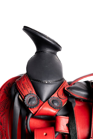 MONTURA DE GUARDA CINCELADAS ROJO ASIENTO NEGRO  COLA DE PATO CON CANTINA Y FUSTE