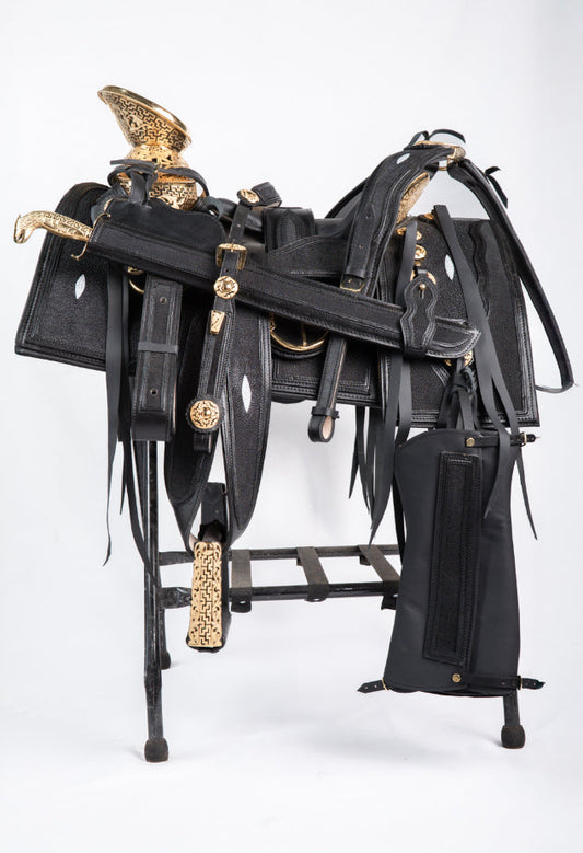 MONTURA CUADRADA NEGRA DE MANTARAYA MACHO CON FUSTE Y HERRAJE CALADO Y CHAPEADO EN ORO DE 24 K CON SABLE CHAPEADO