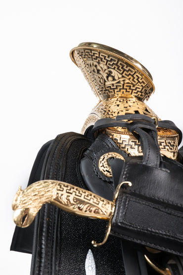 MONTURA CUADRADA NEGRA DE MANTARAYA MACHO CON FUSTE Y HERRAJE CALADO Y CHAPEADO EN ORO DE 24 K CON SABLE CHAPEADO