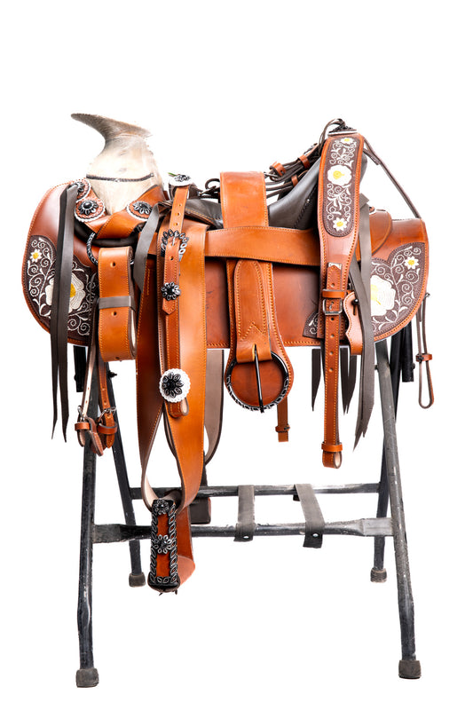 MONTURA ESQUELETO CUERO GRASO COLOR TABACO GUARDA PITIADA COLOR AMARILLO FUSTE ZURRON CON HERRAJE PAVONADO