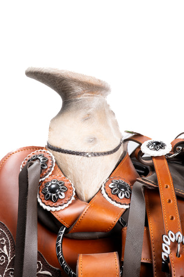 MONTURA ESQUELETO CUERO GRASO COLOR TABACO GUARDA PITIADA COLOR AMARILLO FUSTE ZURRON CON HERRAJE PAVONADO