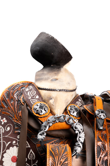 MONTURA CINCELADA CHOCOLATE CON GUARDA EN PITA DE FLOR AMARILLA HERRAJE PAVONADO Y FUSTE ZURRON DE MEDIA NARANJA