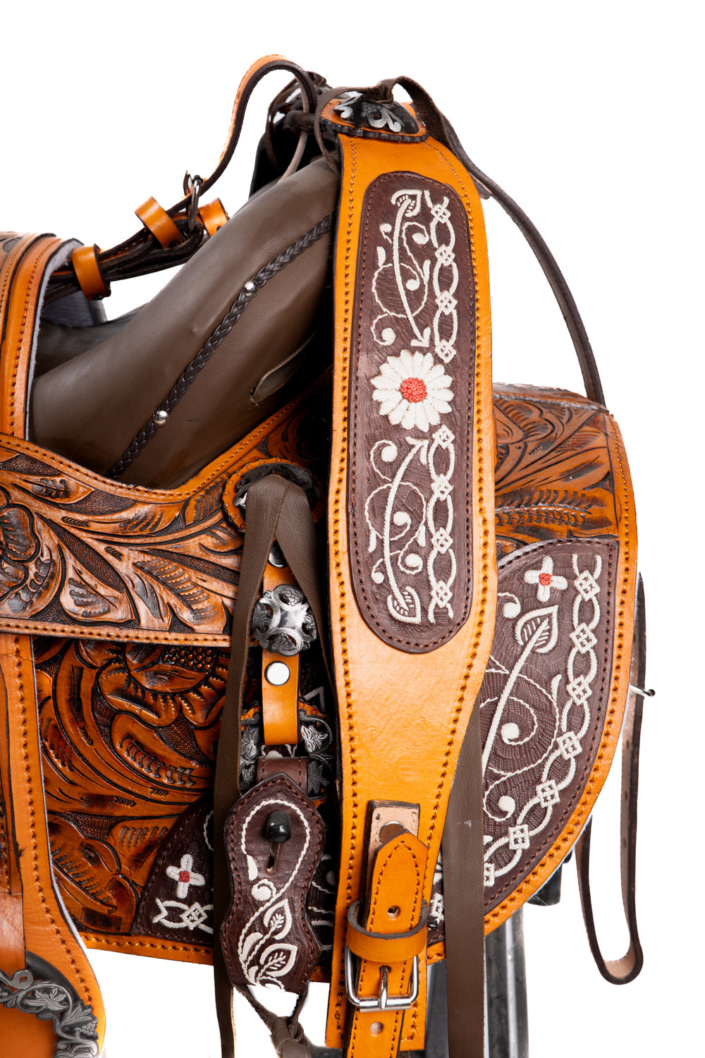 MONTURA CINCELADA CHOCOLATE CON GUARDA EN PITA DE FLOR AMARILLA HERRAJE PAVONADO Y FUSTE ZURRON DE MEDIA NARANJA