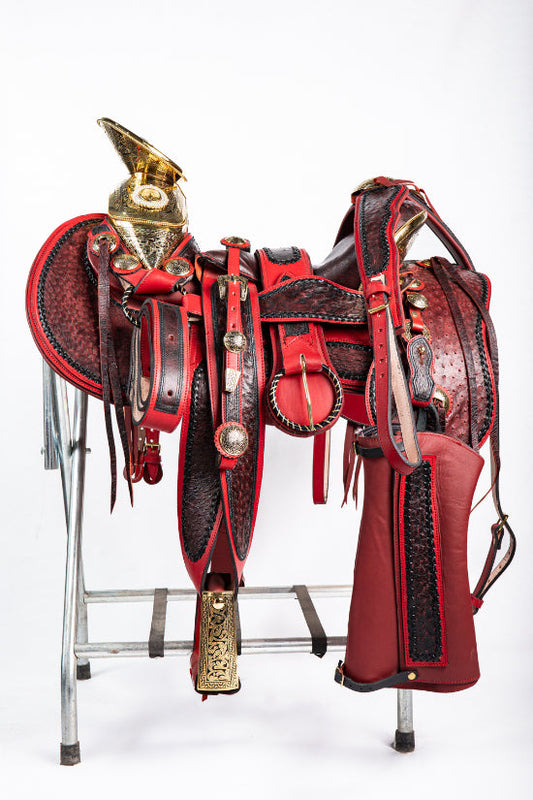 MONTURA COLA DE PATO EN PIEL DE AVEZTRUZ BLACK CHERRY FUSTE Y HERRAJE CHAPEADOS EN ORO CON FONDO NEGRO