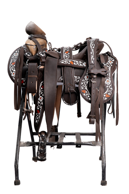 MONTURA COLA DE PATO CHOCOLATE CON CANTINA GUARDA CINCELADA PINTADA A MANO  BLANCO  HERRAJE PAVONEADO FUSTE TURMA DE TORO