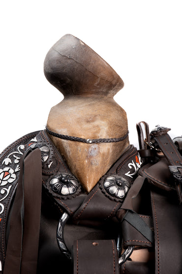 MONTURA COLA DE PATO CHOCOLATE CON CANTINA GUARDA CINCELADA PINTADA A MANO  BLANCO  HERRAJE PAVONEADO FUSTE TURMA DE TORO