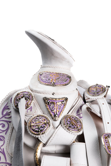 MONTURA COLA DE PATO CON CANTINA BLANCA CINCELADAS Y PINTADAS A MANO EN LILA GUARDA CINCELAD MEDIA GALA Y HERRAJE JOYERO ZAMAC CON FONDO LILA