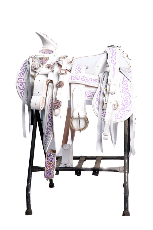 MONTURA COLA DE PATO CON CANTINA BLANCA CINCELADAS Y PINTADAS A MANO EN LILA GUARDA CINCELAD MEDIA GALA Y HERRAJE JOYERO ZAMAC CON FONDO LILA