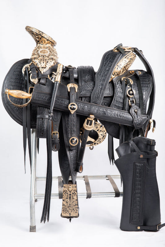 MONTURA COLA DE PATO EN PIEL DE COCODRILO NEGRA FUSTE JOYERO DE ALPHACAR CON PIEDRAS DE ZIRCONIA CHAPADA EN ORO