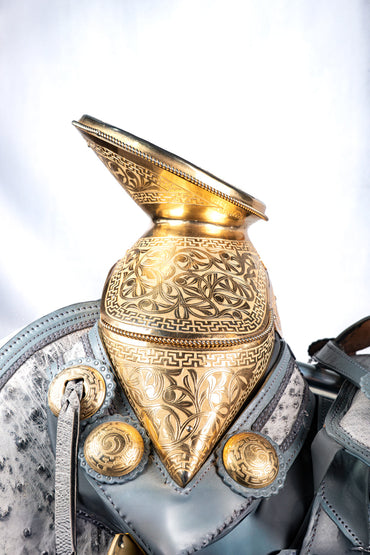 MONTURA COLA DE PATO CON CANTINA EN PIEL DE AVESTRUZ EN GRIS FUSTE Y HERRAJE EN ACERO CHAPEADO EN ORO