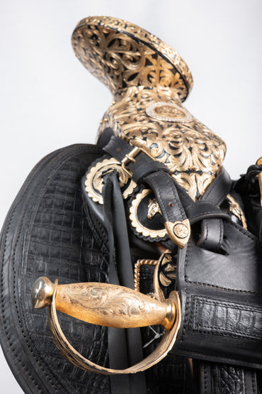 MONTURA COLA DE PATO EN PIEL DE COCODRILO NEGRA FUSTE JOYERO DE ALPHACAR CON PIEDRAS DE ZIRCONIA CHAPADA EN ORO