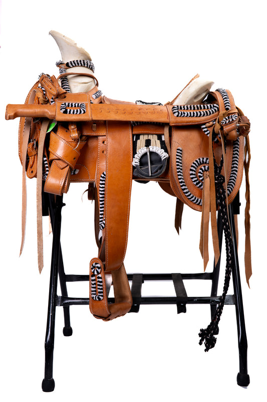 MONTURA CHUMETEADA VAQUETA MIEL CHUMETEADOBLANCO CON NEGRO REDONDA C/ CANTINA FUSTE NORMAL