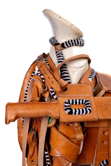 MONTURA CHUMETEADA VAQUETA MIEL CHUMETEADOBLANCO CON NEGRO REDONDA C/ CANTINA FUSTE NORMAL