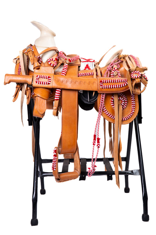 MONTURA CHUMETEADA VAQUETA MIEL CHUMETEADO BLANCO CON ROJO COLA DE PATO C/ CANTINA FUSTE NORMAL