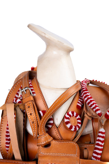 MONTURA CHUMETEADA VAQUETA MIEL CHUMETEADO BLANCO CON ROJO COLA DE PATO C/ CANTINA FUSTE NORMAL