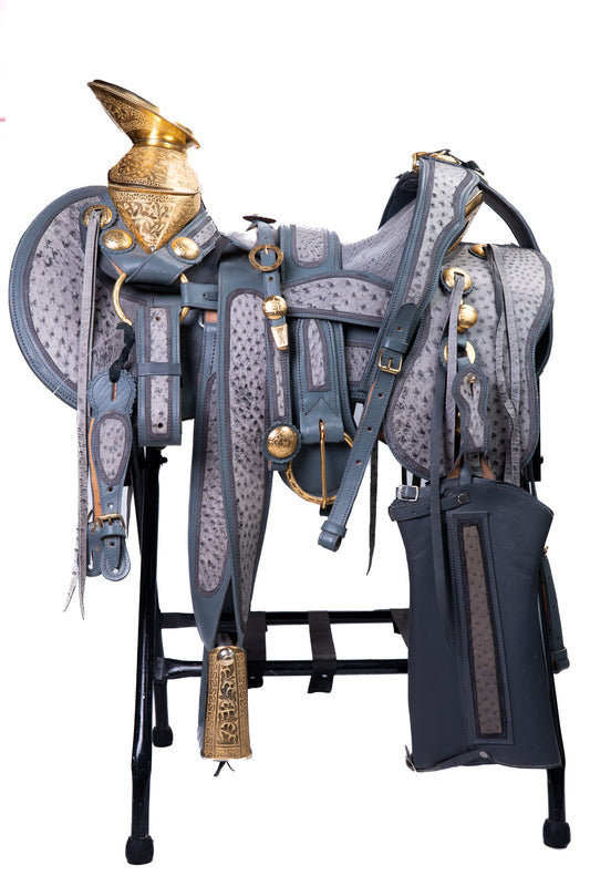 MONTURA COLA DE PATO CON CANTINA EN PIEL DE AVESTRUZ EN GRIS FUSTE Y HERRAJE EN ACERO CHAPEADO EN ORO