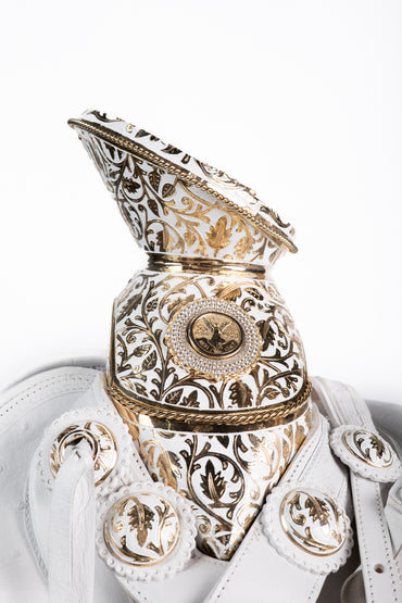 MONTURA COLA DE PATO CON CANTINA DE PIEL DE AVESTRUZ BLANCA CON GUARDAS FUSTE Y HERRAJE DE ACERO MONEL FONDO BLANCO CON PEDRERIA DE ZIRCONIA