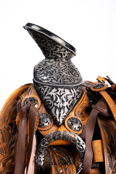 MONTURA CINCELADA A MANO COLA DE PATO TABACO CON CANTINA FUSTE Y HERRAJE CALADO Y PAVONADO NEGRO