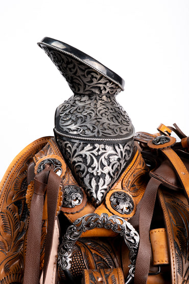 MONTURA CINCELADAS A MANO COLA DE PATO TABACO CON CANTINA FUSTE Y HERRAJE CALADO Y PAVONADO NEGRO