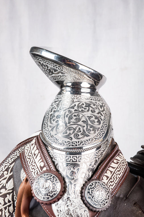 MONTURA COLA DE PATO COLOR SHEDRON DE VAQUETA BORDADA EN HILO DE ALGODON BLANCO TIPO PITA DE GRECAS CON FLORES CON FUSTE Y HERRAJE EN ACERO MONEL