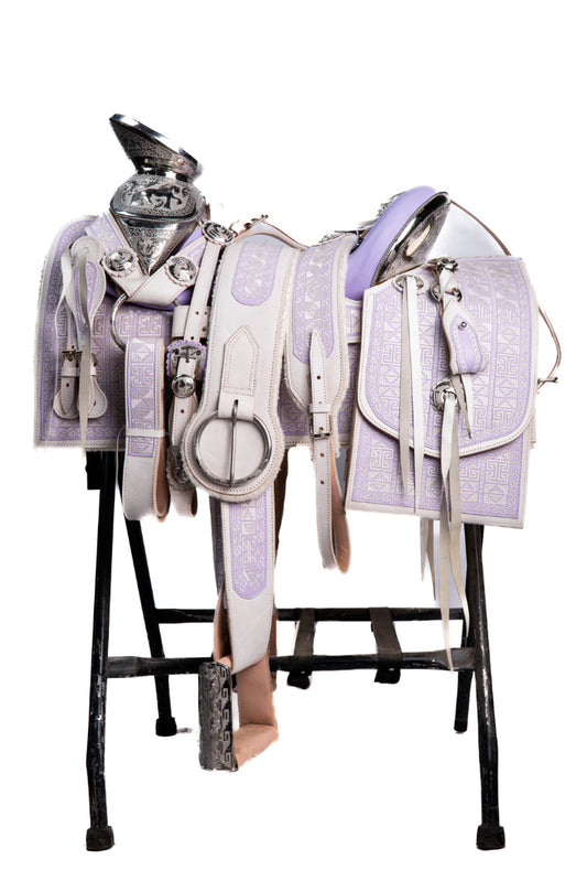 MONTURA CUADRADA BLANCO BORDADA EN HILO DE ALGODÓN LILA CON BLANCO FUSTE Y HERRAJE EN ACERO MONEL