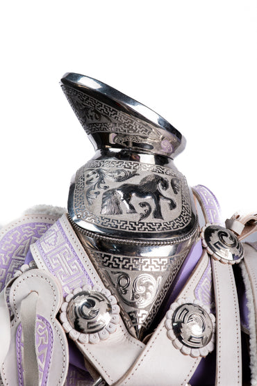 MONTURA CUADRADA BLANCO BORDADA EN HILO DE ALGODÓN LILA CON BLANCO FUSTE Y HERRAJE EN ACERO MONEL