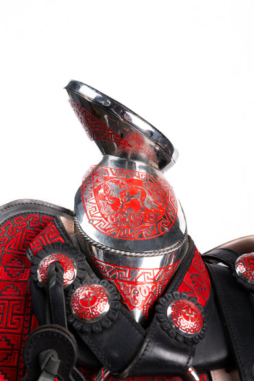 MONTURA CUADRADA BORDADAS EN HILO DE ALGODÓN ROJO FUSTE NEGRO Y HERRAJE ACERO MONEL CON FONDO ROJO