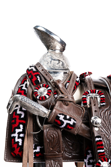 MONTURA CUADRADA CINCELADAS A MANO CHUMETEADO COLOR CHOCOLATE CON GRECA T ROJO NEGRO Y BLANCO FUSTE Y HERRAJE ACERO MONEL SABLE Y FUNDA PARA SABLE