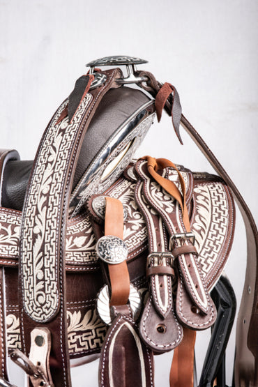 MONTURA COLA DE PATO COLOR SHEDRON DE VAQUETA BORDADA EN HILO DE ALGODON BLANCO TIPO PITA DE GRECAS CON FLORES CON FUSTE Y HERRAJE EN ACERO MONEL