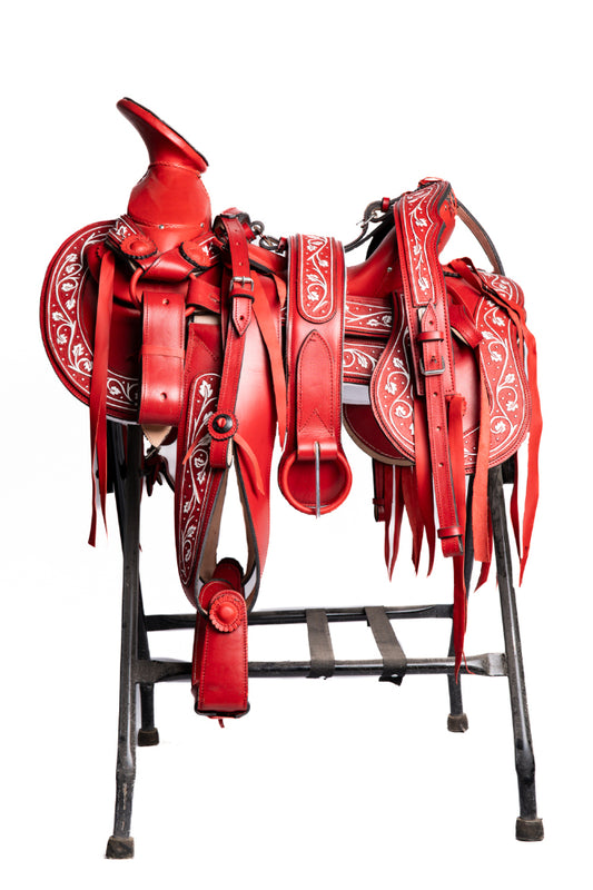 MONTURA DE GUARDA CINCELADA PINTADA A MANO ROJO COLA DE PATO CON CANTINA Y FUSTE FORRADO EN PIEL