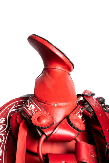 MONTURA DE GUARDA CINCELADA PINTADA A MANO ROJO COLA DE PATO CON CANTINA Y FUSTE FORRADO EN PIEL