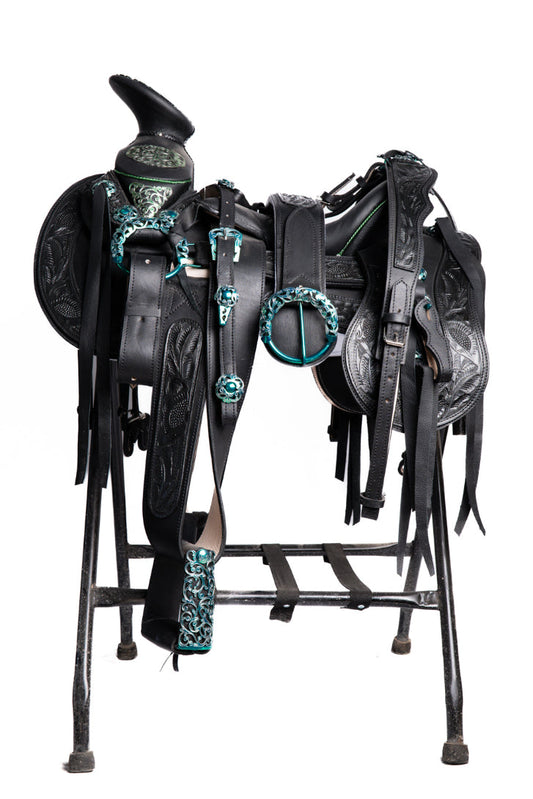 MONTURA COLA DE PATO GUARDA CINCELADAS CON CANTINA NEGRA CON MEDIA GALA Y HERRAJE CALADO Y PINTADO EN VERDE