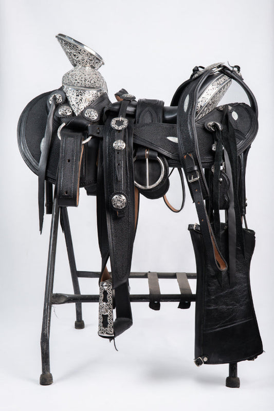 MONTURA COLA DE PATO EN PIEL DE MANTARAYA MACHO NEGRA FUSTE Y HERRAJE DE ACERO MONEL CALADO