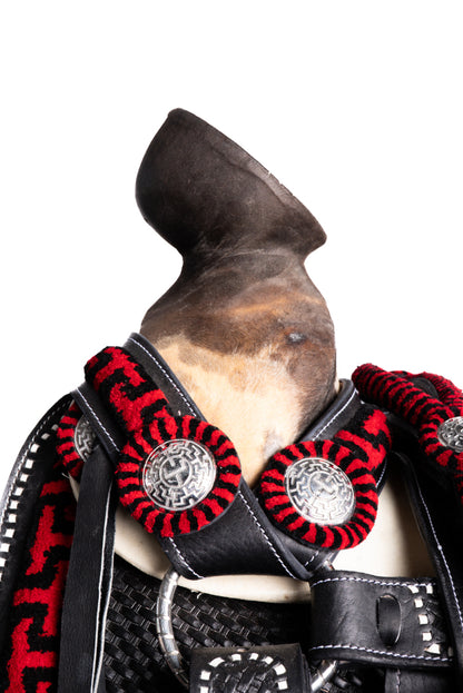 MONTURA CHUMETEADA GRECA T COLOR NEGRA CUADRADA CINCELADA EN PETATILLO COCIDA A MANO CON CUERNO DE CHIVO FUSTE TURMA DE TORO MEDIA NARANJA CON HERRAJE EN ACERO MONEL