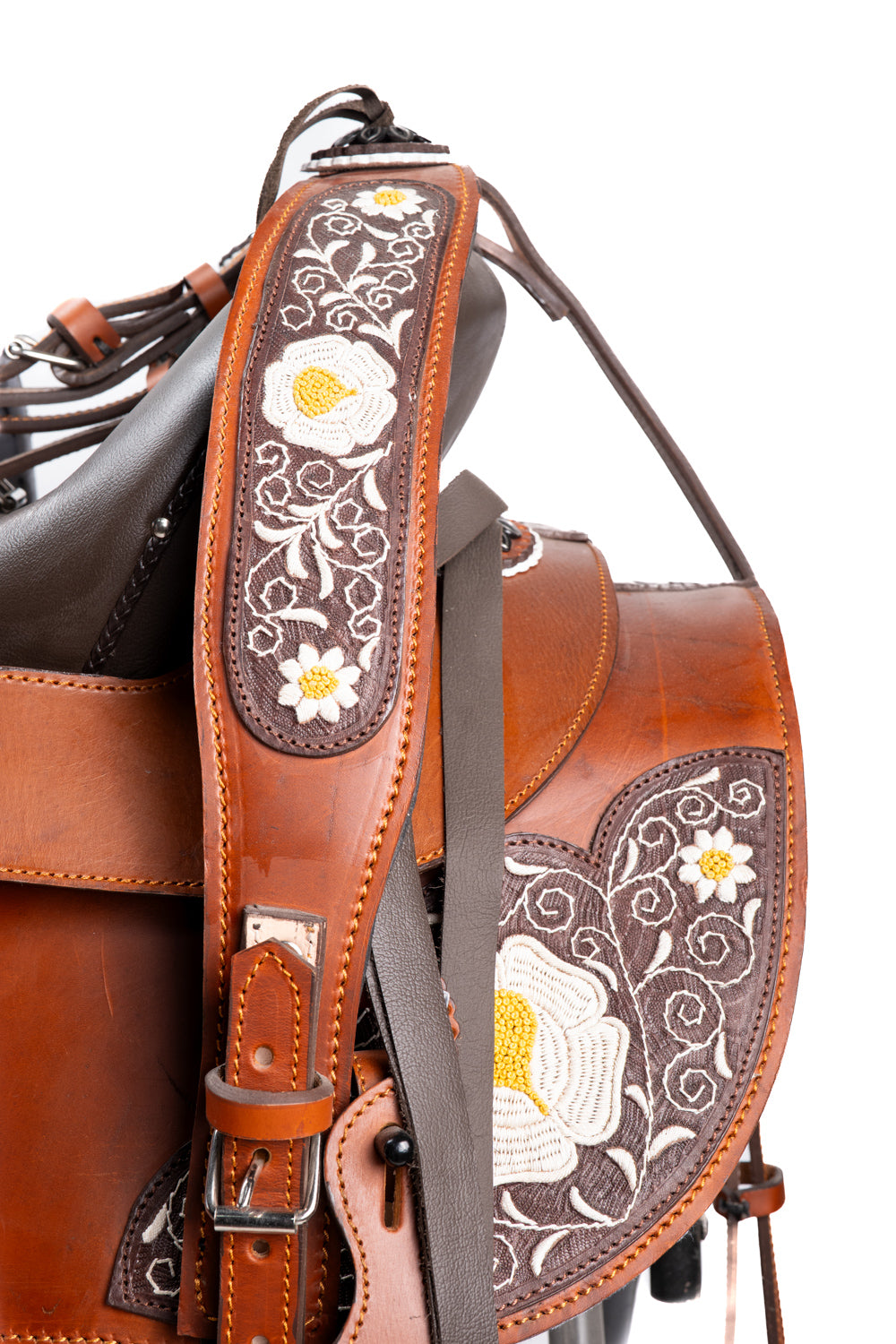 MONTURA ESQUELETO CUERO GRASO COLOR TABACO GUARDA PITIADA COLOR AMARILLO FUSTE ZURRON CON HERRAJE PAVONADO