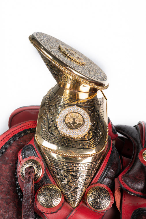 MONTURA COLA DE PATO EN PIEL DE AVEZTRUZ BLACK CHERRY FUSTE Y HERRAJE CHAPEADOS EN ORO CON FONDO NEGRO