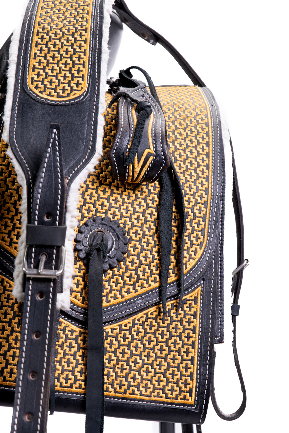 MONTURA BORDADA EN HILO DE ALGODÓN AMARILLO VAQUETA NEGRA CUADRADA