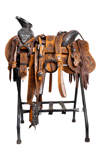 MONTURA CINCELADAS A MANO COLA DE PATO TABACO CON CANTINA FUSTE Y HERRAJE CALADO Y PAVONADO NEGRO