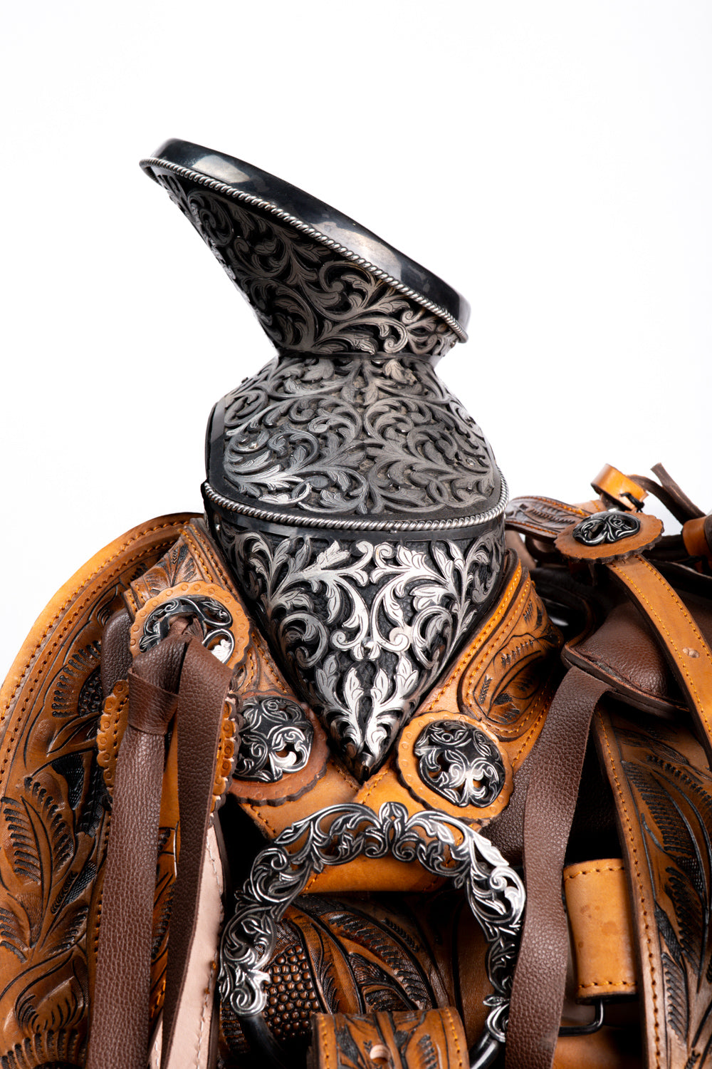 MONTURA CINCELADAS A MANO COLA DE PATO TABACO CON CANTINA FUSTE Y HERRAJE CALADO Y PAVONADO NEGRO