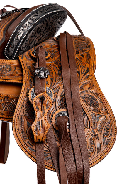 MONTURA CINCELADAS A MANO COLA DE PATO TABACO CON CANTINA FUSTE Y HERRAJE CALADO Y PAVONADO NEGRO